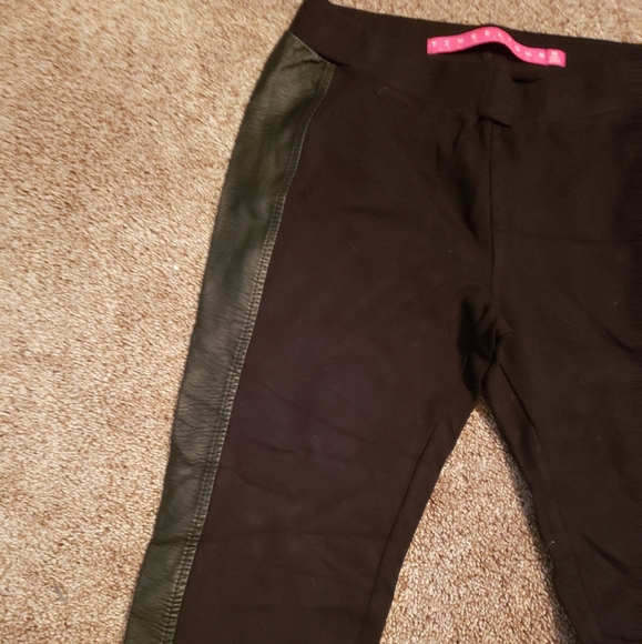 Black trimmed with leather stretch pants - Picture 3 of 3